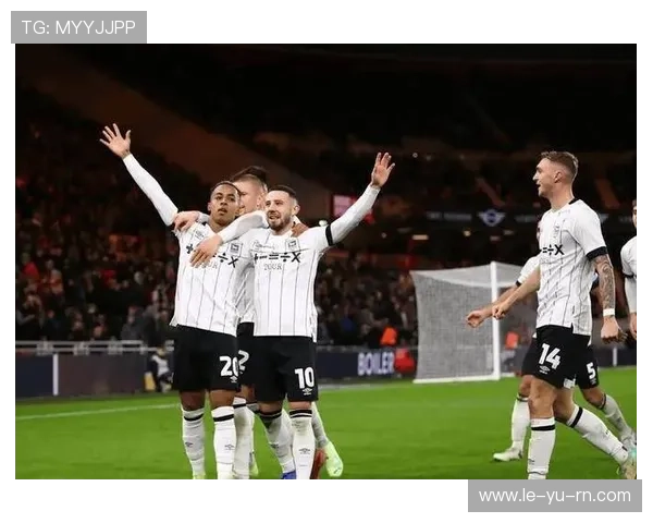 赫尔城发布新赛季主场战袍亮相